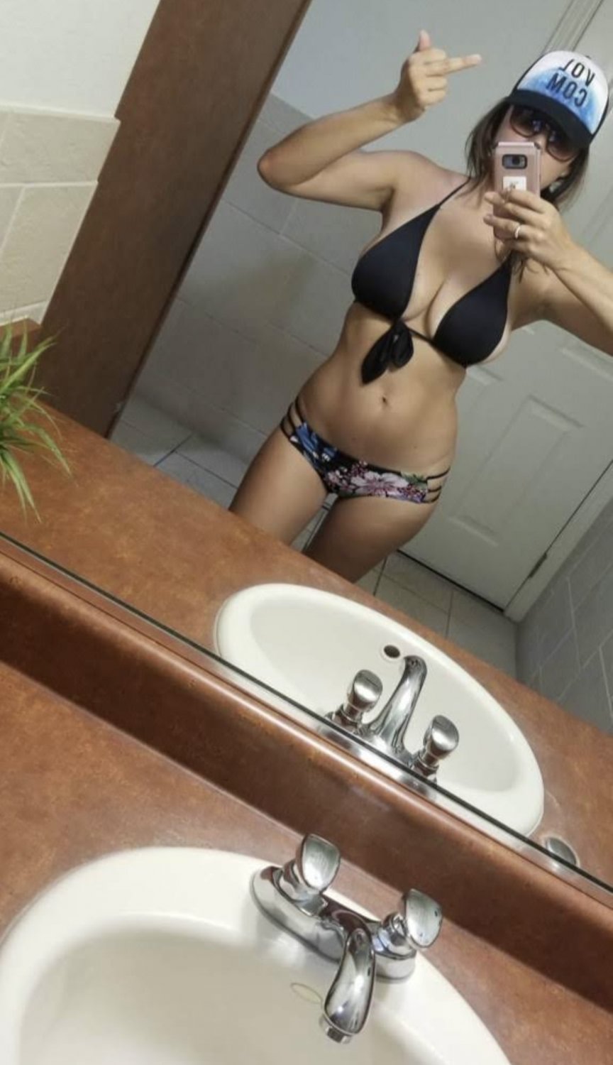 Danielle is hot. Nice T & A #HM0fWhcf