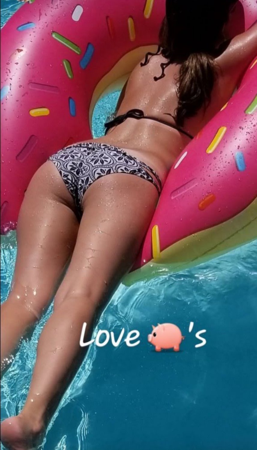 Danielle is hot. Nice T & A #Su3TXHS8