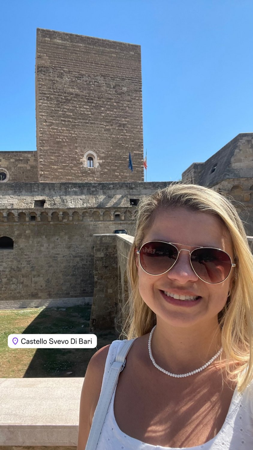 livia #DW1c3QSb