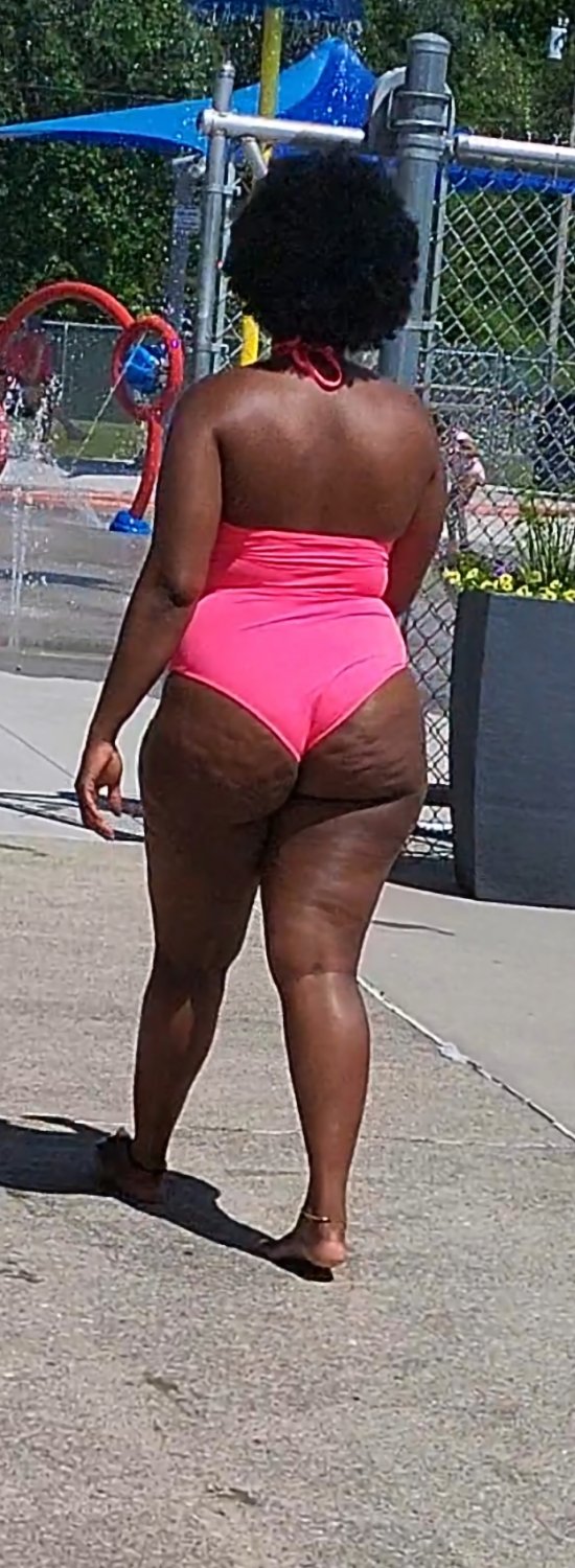 Creepshot at the pool #Q9SVjKGH