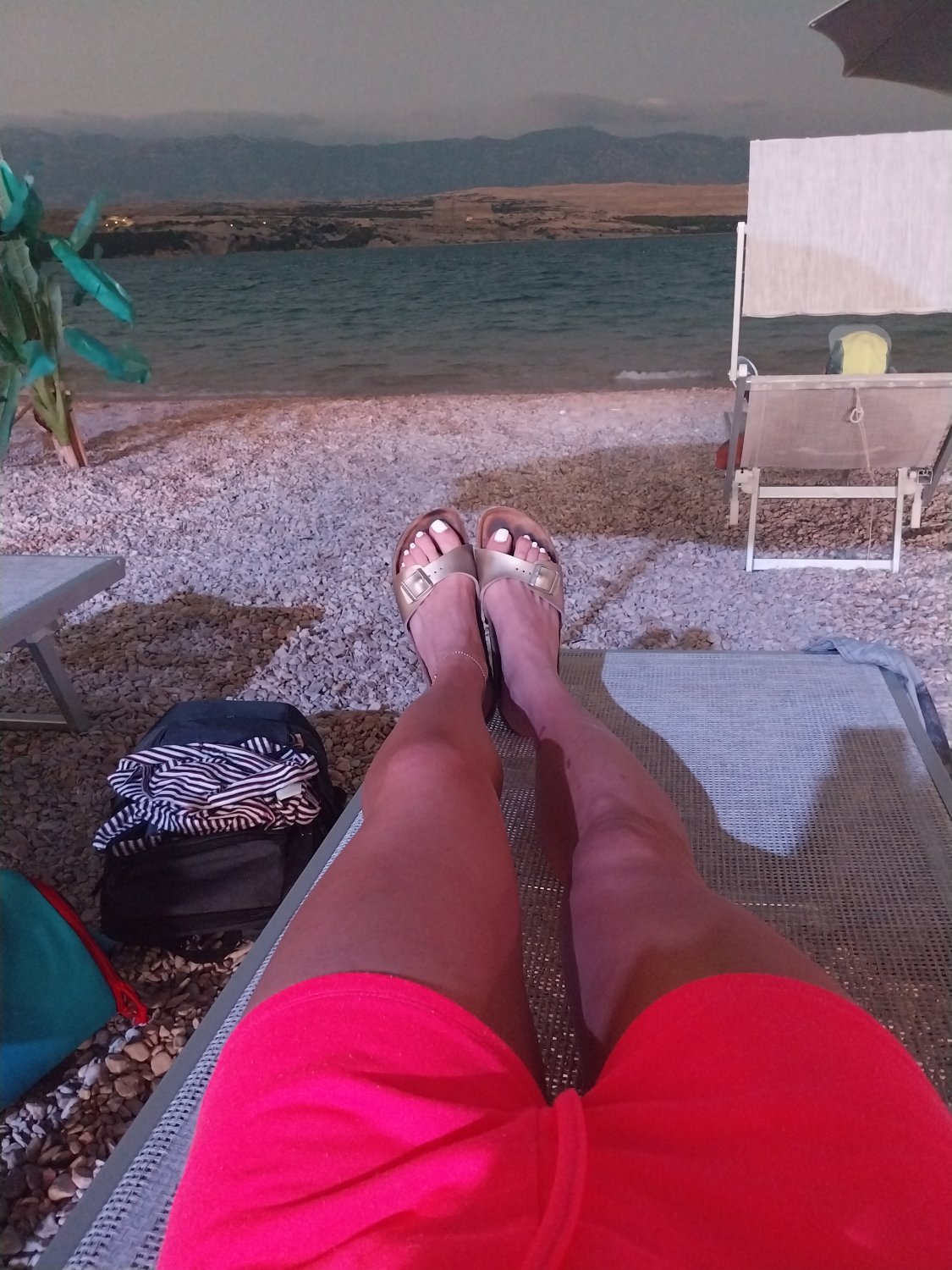 My feet on the beach 💅🫦🏝 #F6RsHtI3