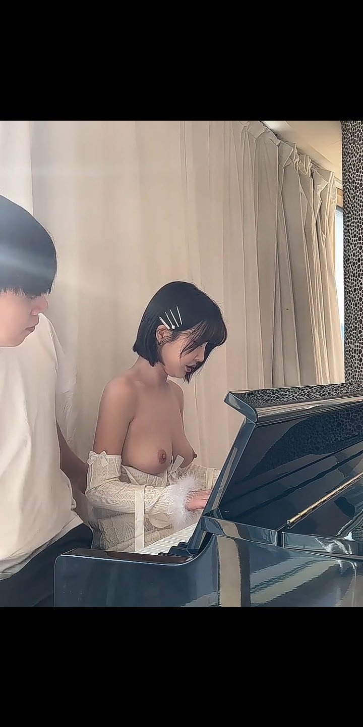 19 : tits #BjJyHtI9
