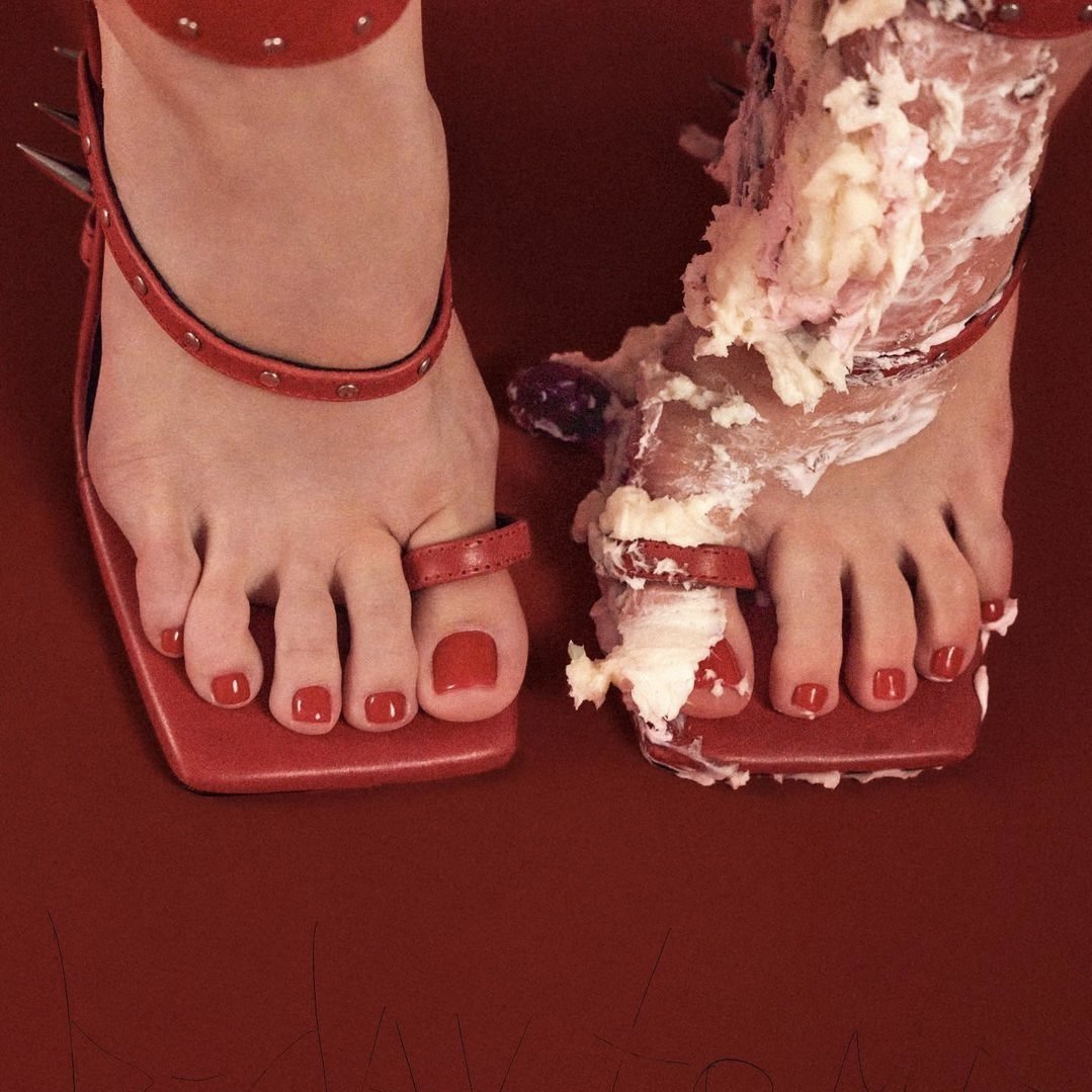 Alla - feet focus #9UvZuirR