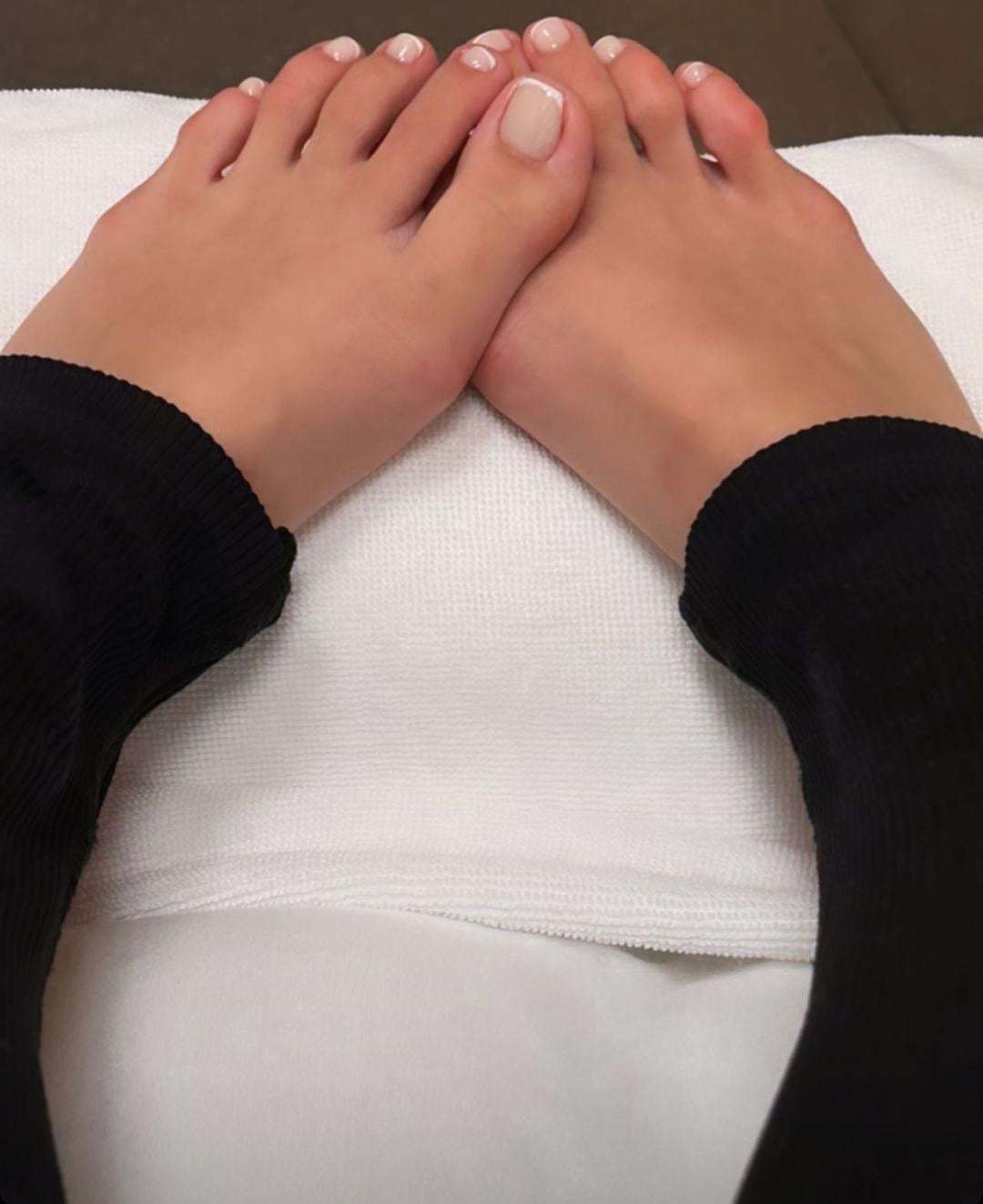 Alla - feet focus #RfV3rwHN