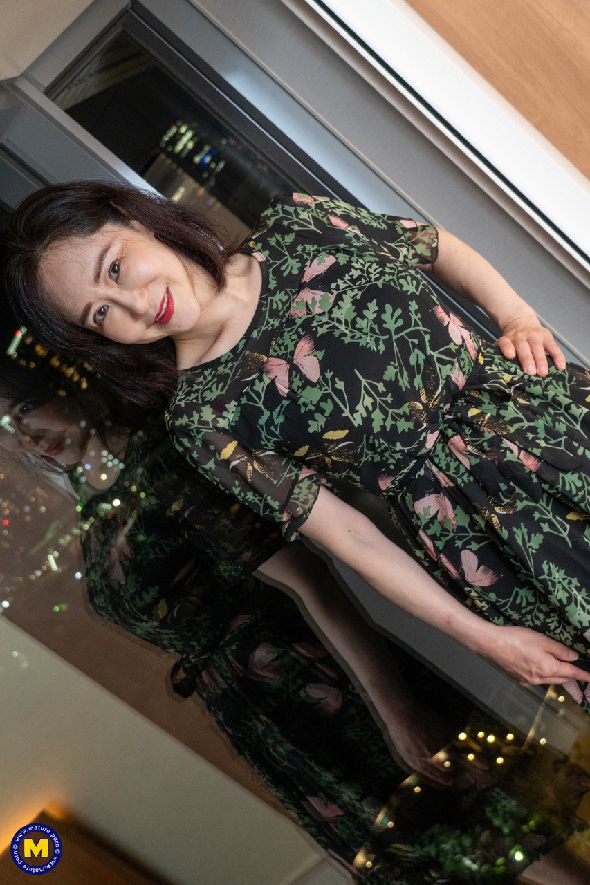 Brunette Asian #sq7hVdc7