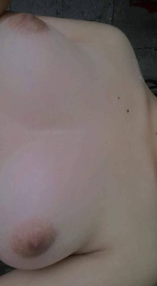 Singaporean slut Jasmine takes nude selfies and fingers her pussy #2HKjqxYL