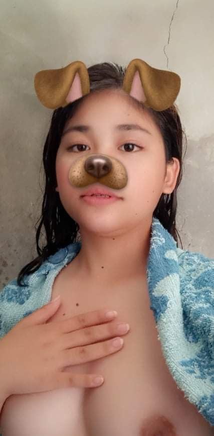 Singaporean slut Jasmine takes nude selfies and fingers her pussy #VU5s5cSS