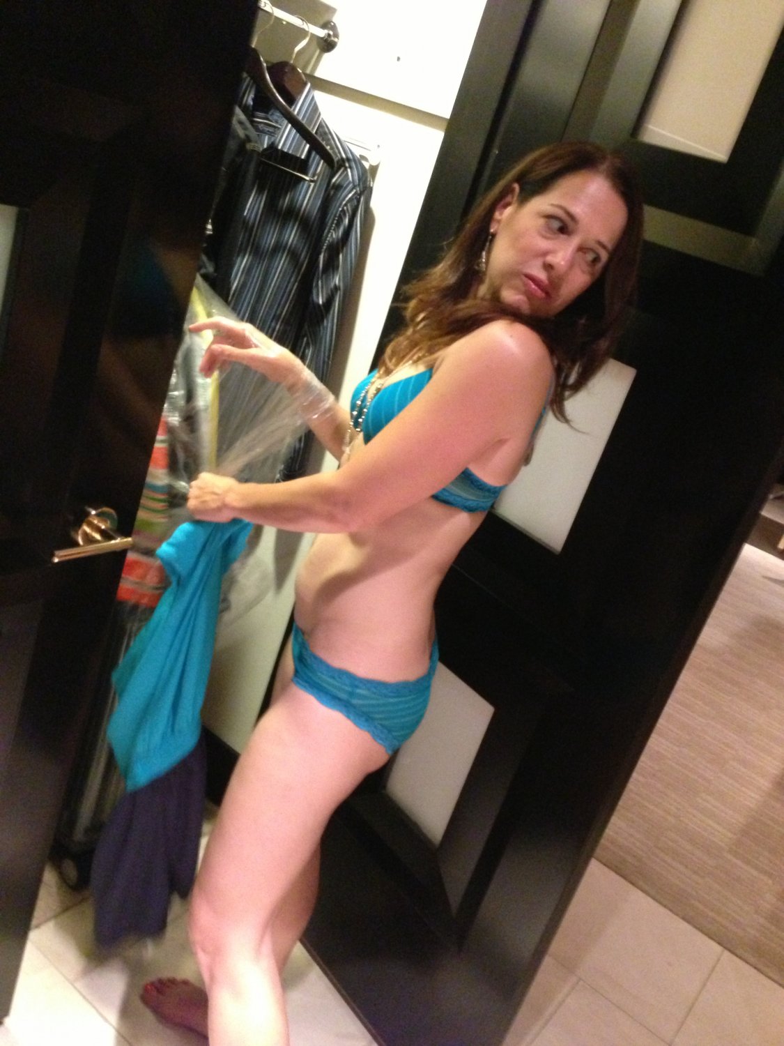 A stunning slim milf showing off #DqhsZ4fH