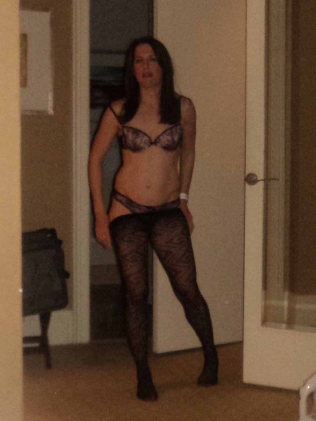 A stunning slim milf showing off #UDRwJC91