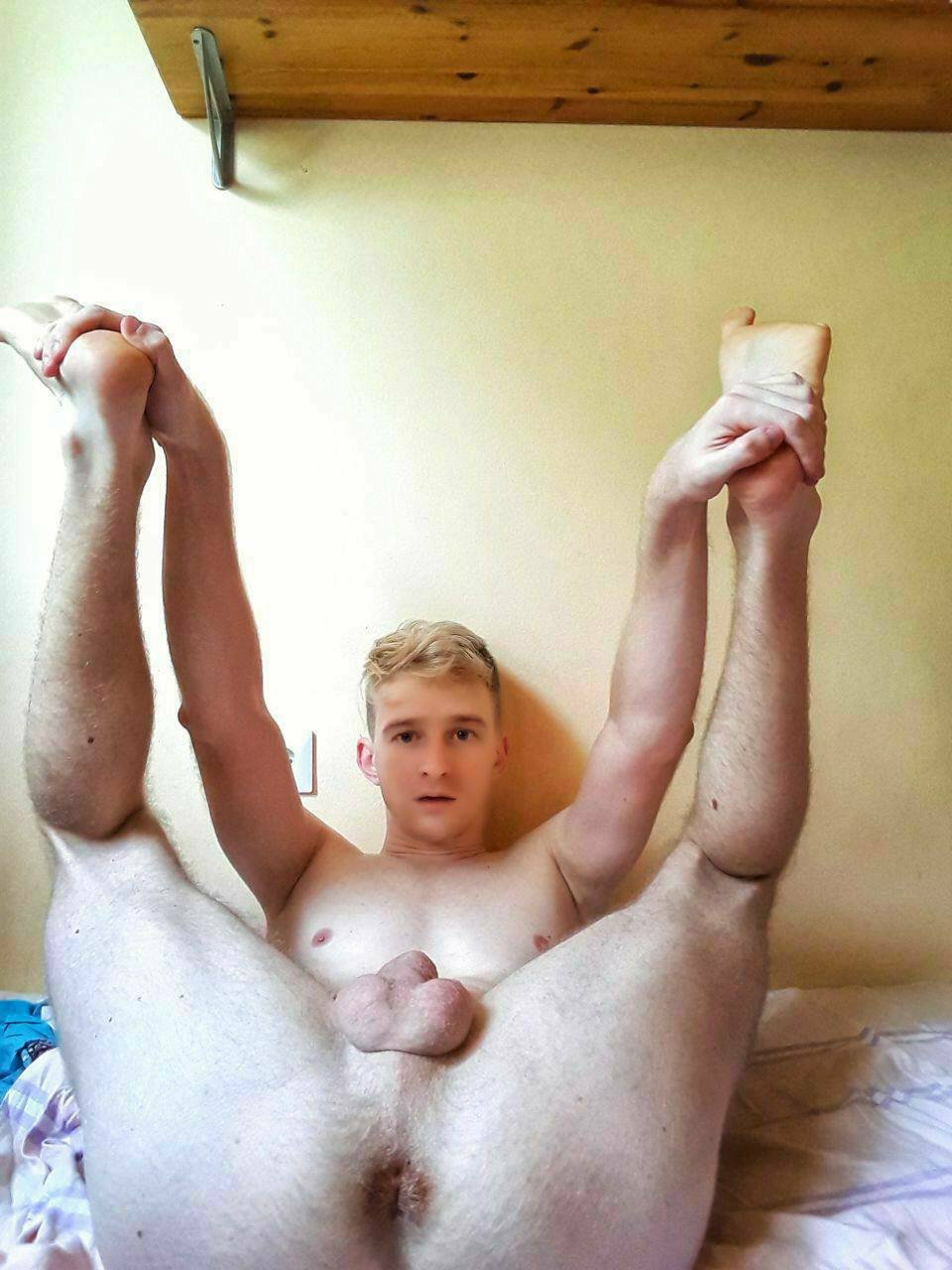 Stupid blonde faggot #XvS5ck3d