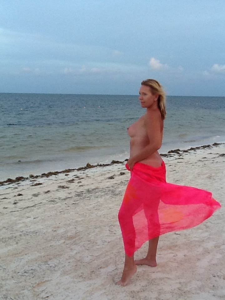 Blonde Beach MILF #4DZZHw9j