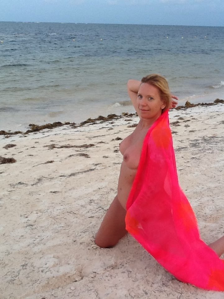 Blonde Beach MILF #OD1h6pWX