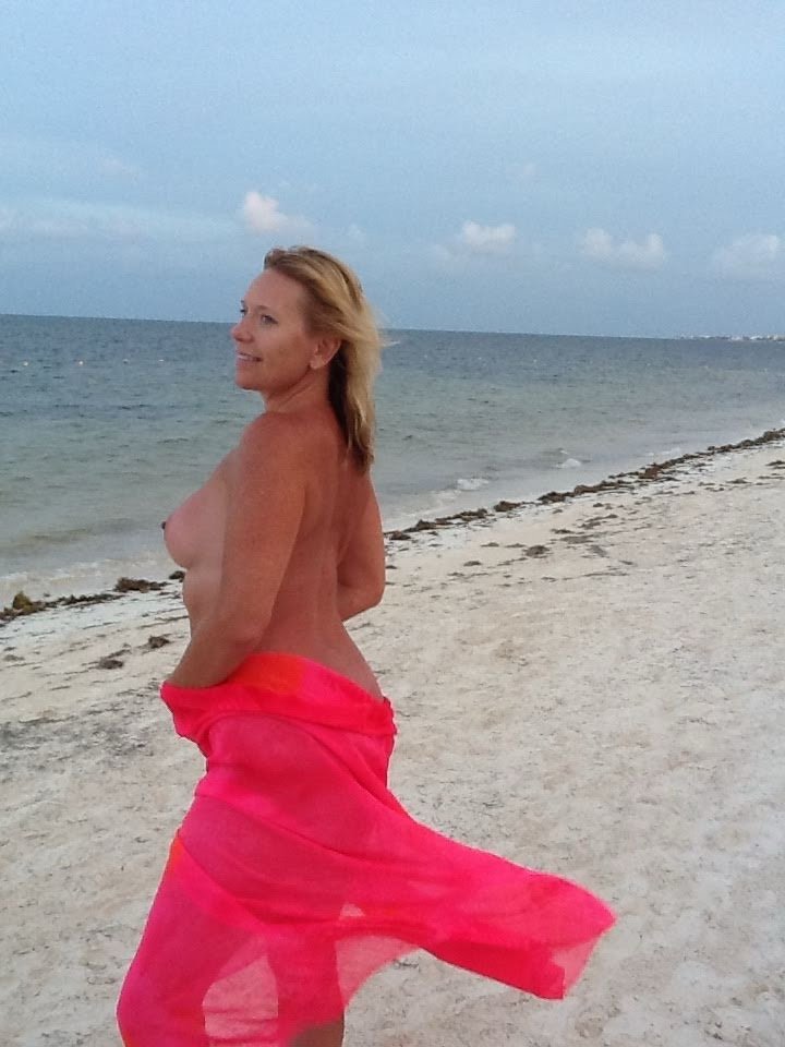 Blonde Beach MILF #pZdCQDQx