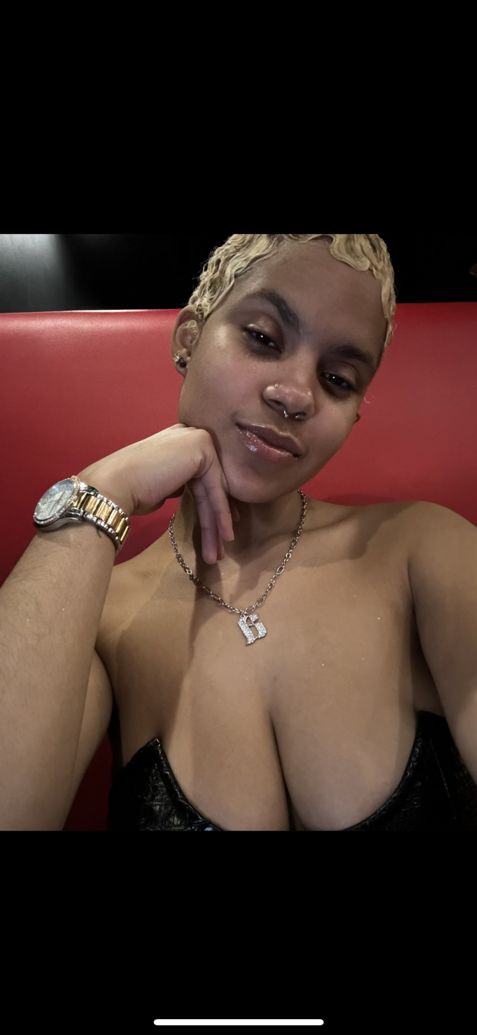 She used to be a security guard at my school #7lXEYST1