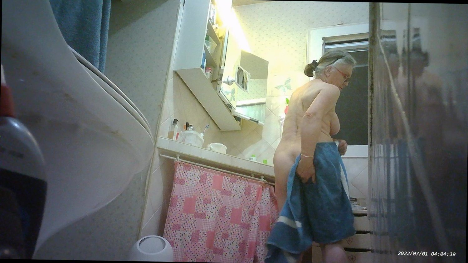 Unaware mature nurse Helen's all goodies #FXRFoCKa