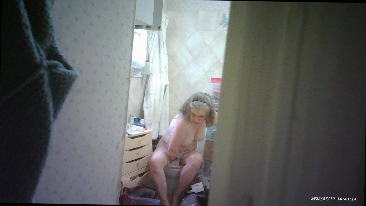 Unaware mature nurse Helen caught pussy cleaning and more #NtibdsSP