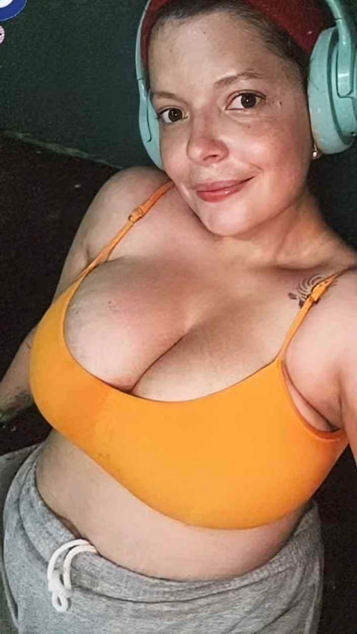 Cristina la puta tetona quiere mamar pene #VNW5kehu