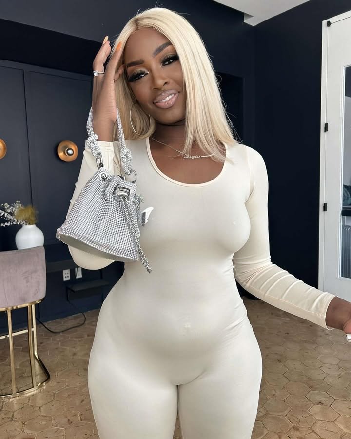 Ebony #6rUvJEWl