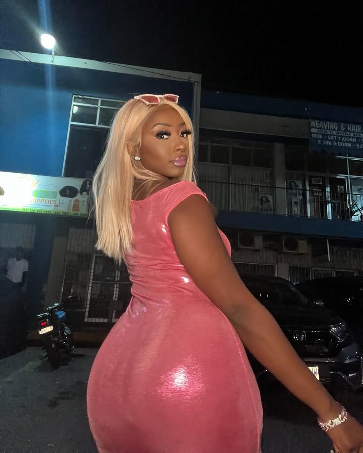 Ebony #6uECM5oK