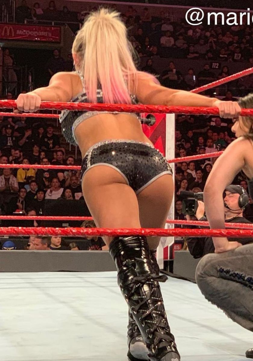 Alexa Bliss riquisima, es uno de mis atuendos favoritos que ha usado #QYsAv0HS