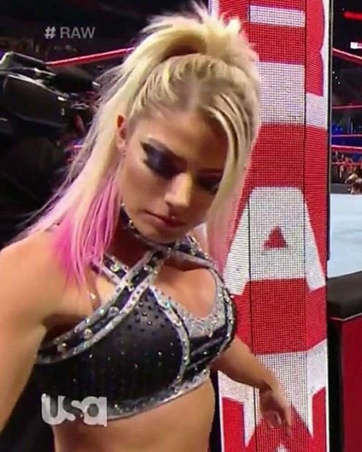 Alexa Bliss riquisima, es uno de mis atuendos favoritos que ha usado #ftIpgN70