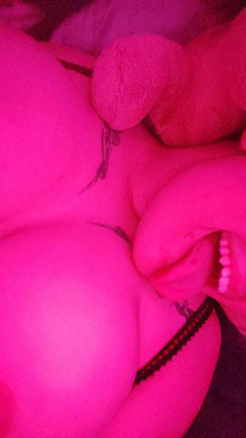 Super Busty White Girl loves showing off to my BWC and Deep Voice! Hmu if you want to show off next! #EhtrnIgl