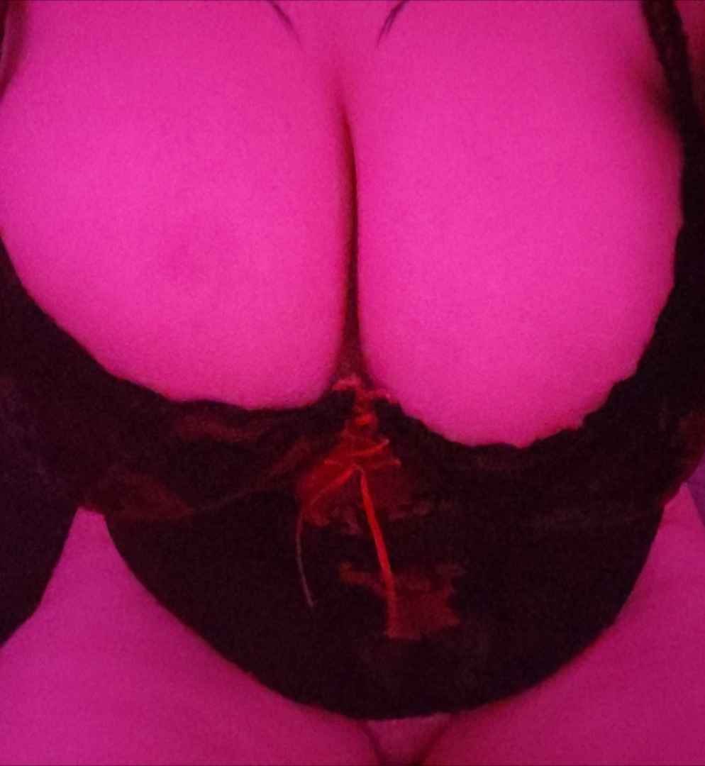 Super Busty White Girl loves showing off to my BWC and Deep Voice! Hmu if you want to show off next! #rqpqrli3